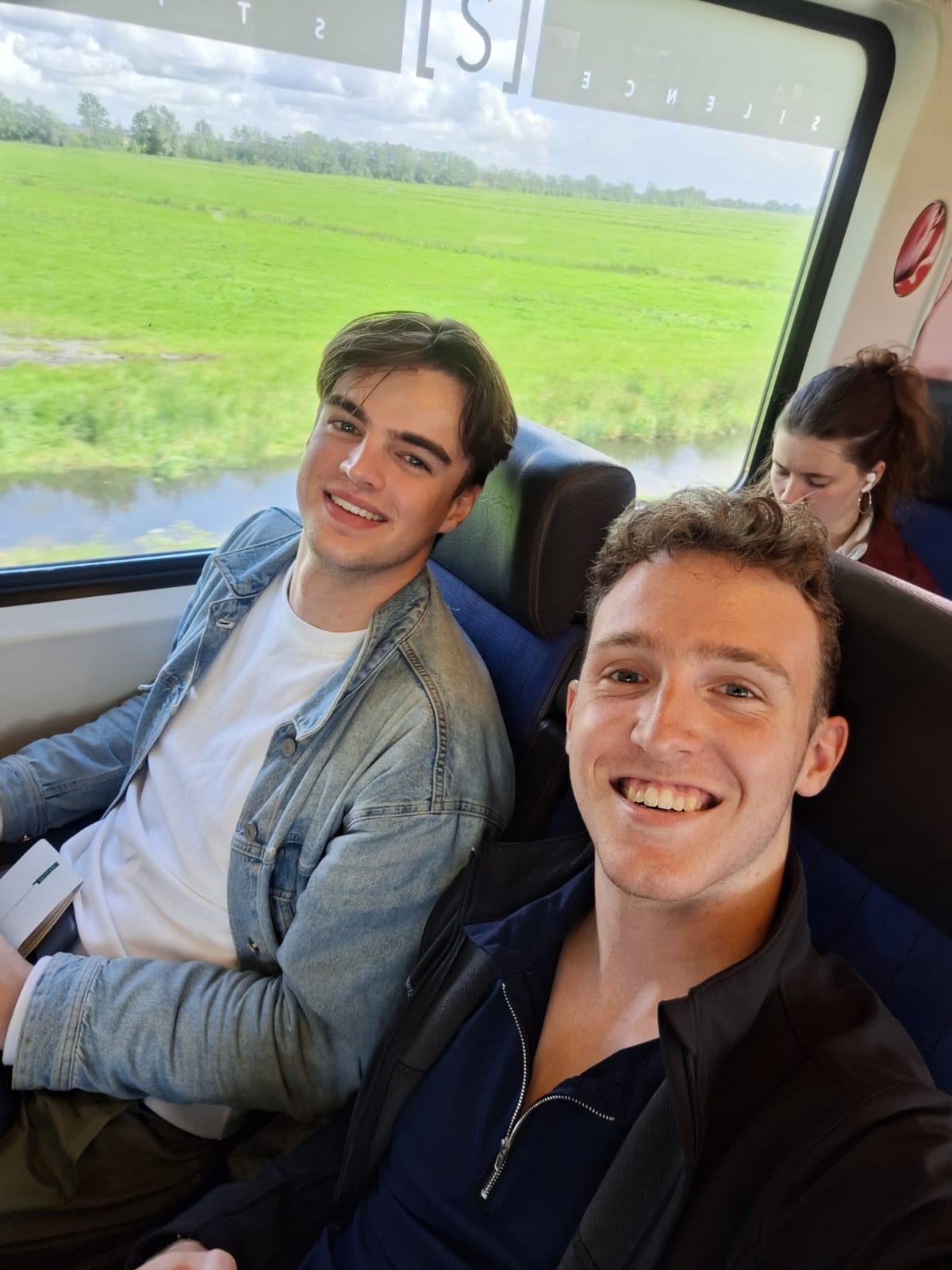 Jasper en Daan van CoDeal in de trein